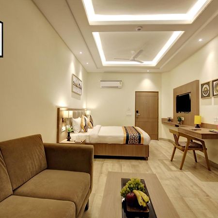Airport Hotel Claytone Нью-Дели Экстерьер фото