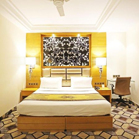 Airport Hotel Claytone Нью-Дели Экстерьер фото