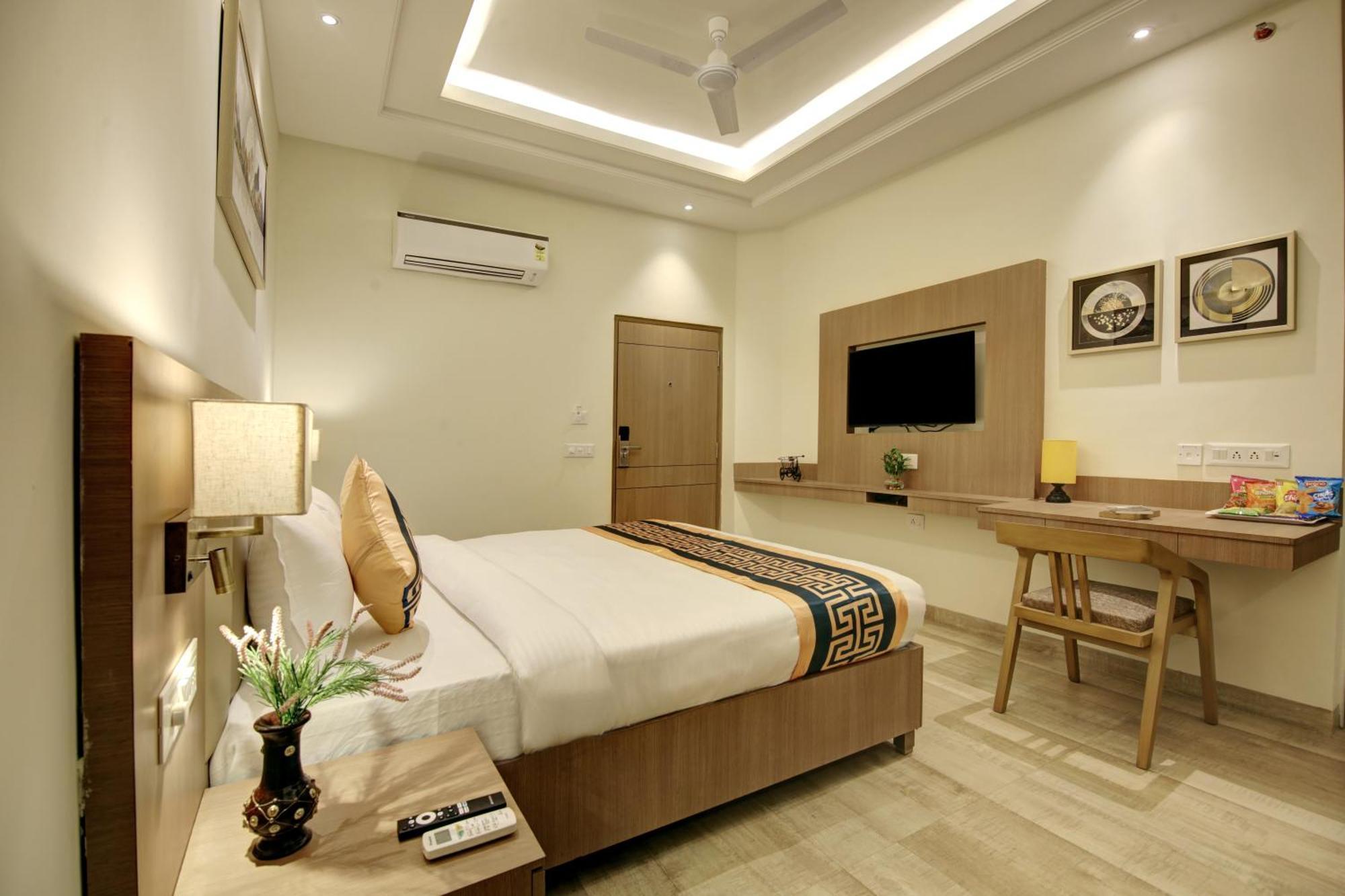 Airport Hotel Claytone Нью-Дели Экстерьер фото
