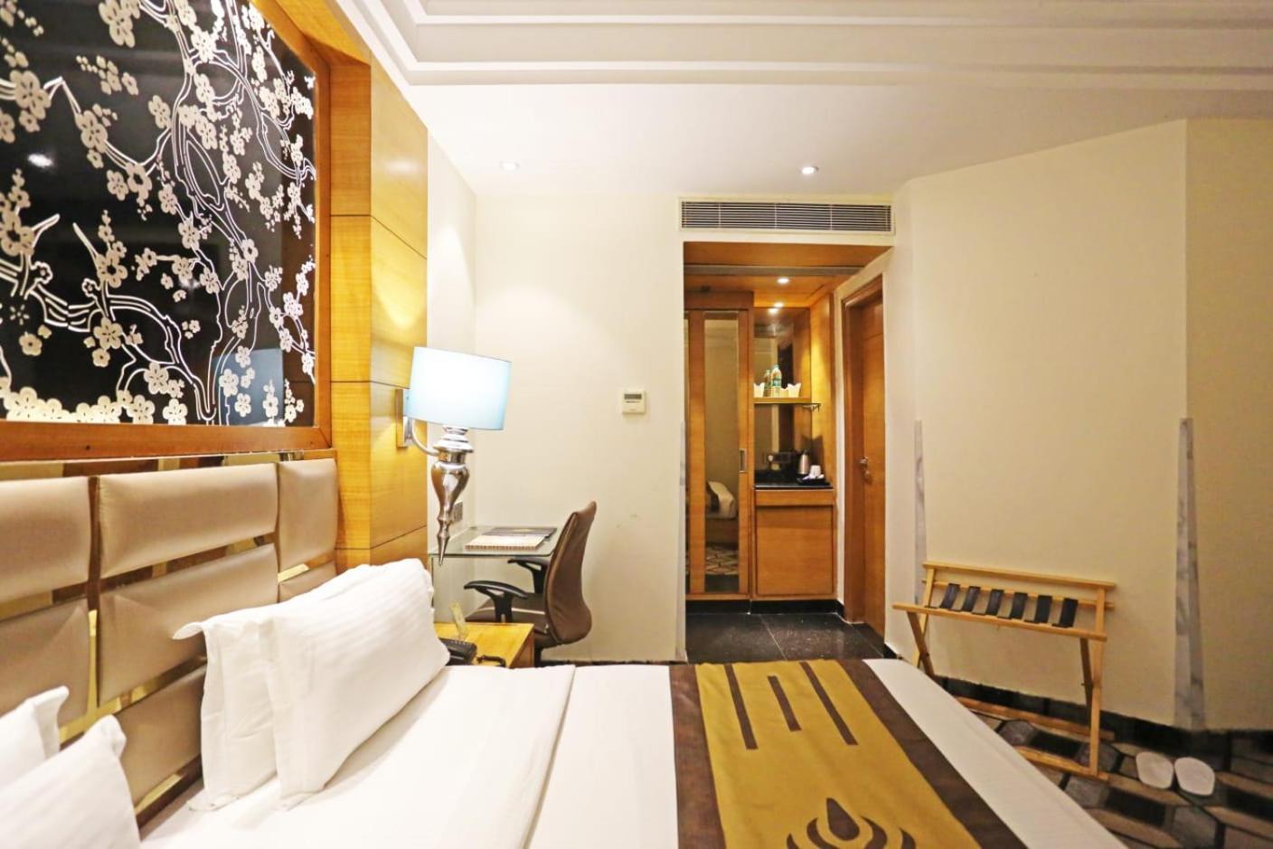 Airport Hotel Claytone Нью-Дели Экстерьер фото