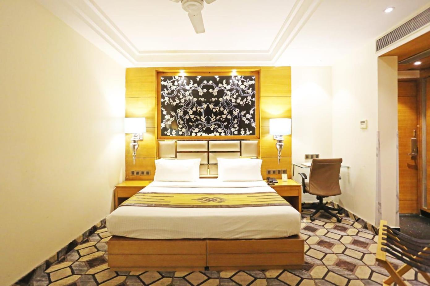 Airport Hotel Claytone Нью-Дели Экстерьер фото