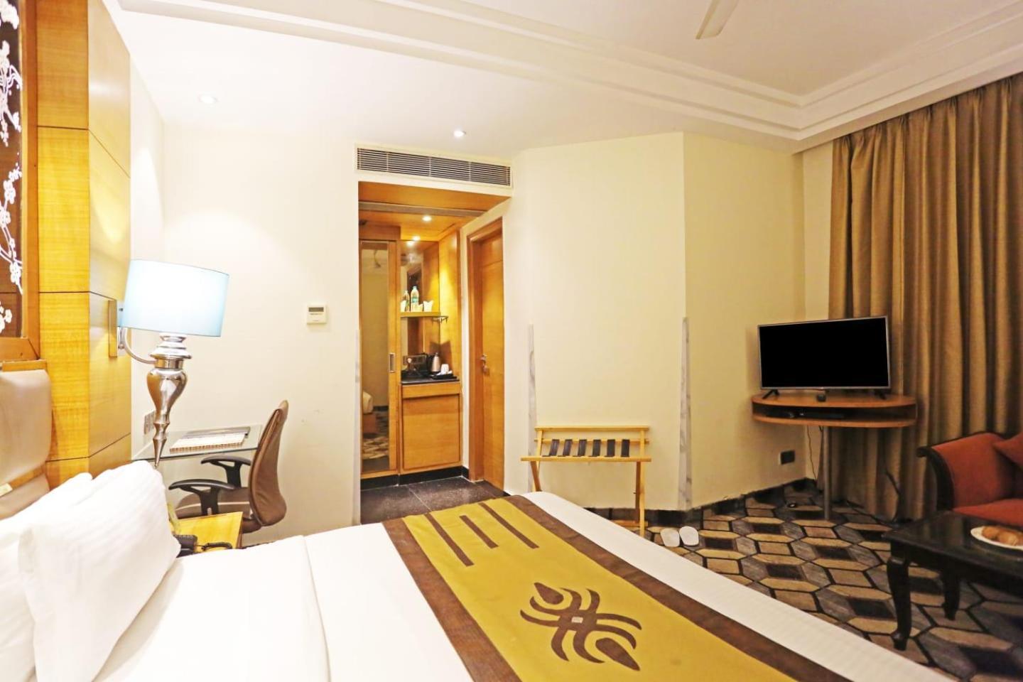 Airport Hotel Claytone Нью-Дели Экстерьер фото