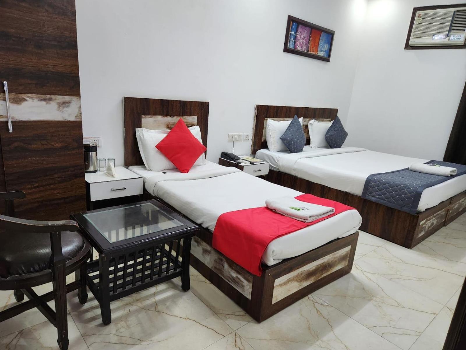 Airport Hotel Claytone Нью-Дели Экстерьер фото