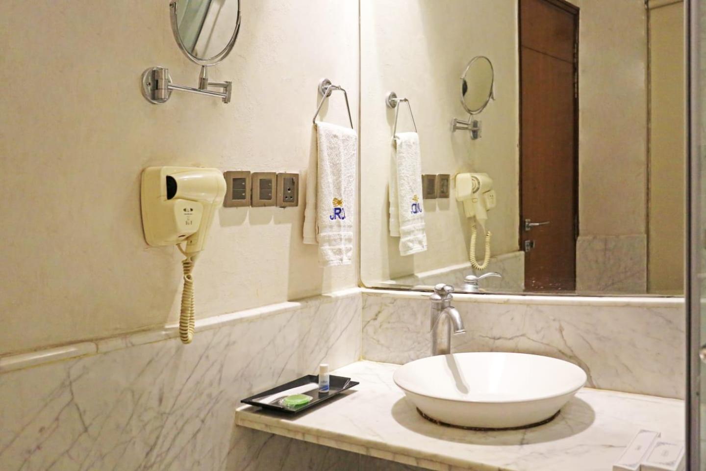 Airport Hotel Claytone Нью-Дели Экстерьер фото